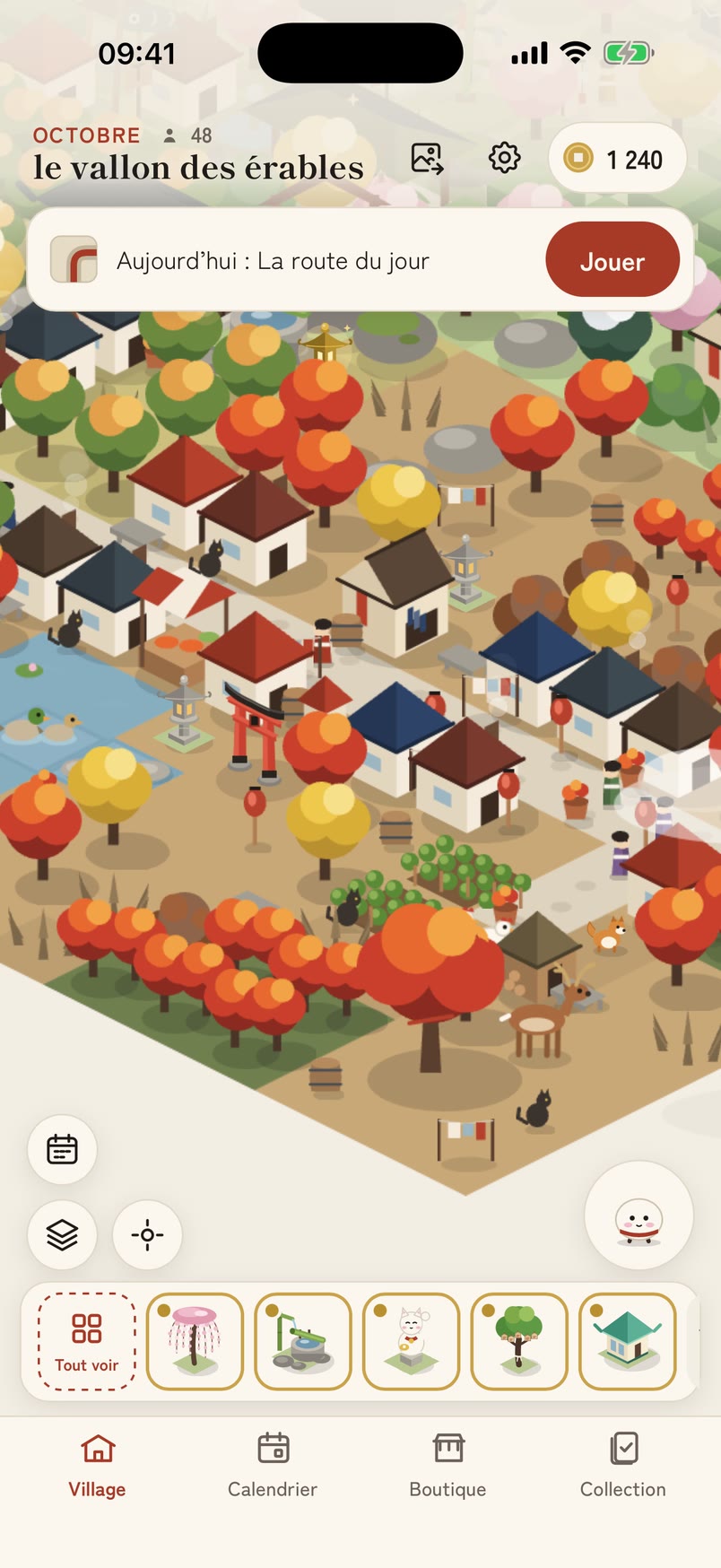 Le village de jour, en automne : maisons le long de la route, étang et torii